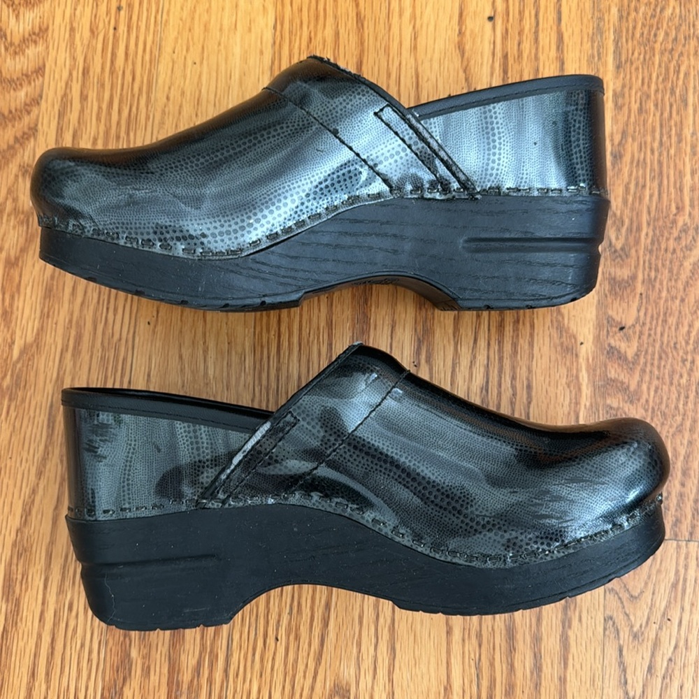 Dansko Clog Black With Grey Print - image 4